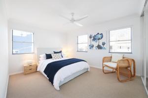 - une chambre avec un lit, une chaise et des fenêtres dans l'établissement Harbour view huge 2 bedroom entire residence., à Sydney