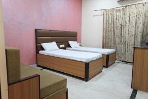 Postel nebo postele na pokoji v ubytování Hotel Anuvibha Malviya Nagar
