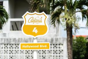 un cartello giallo che legge Hollywood Boulevard di Hotel California Miyakojima Resort a Miyakojima