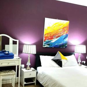 Fioletowa sypialnia z łóżkiem i obrazem na ścianie w obiekcie Gabriel Guesthouse w mieście Rhyl