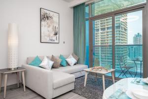 Posezení v ubytování Luton Vacation Homes - Modern & Lake view 1BR , MBL Residence, Jumeirah Lake Towers