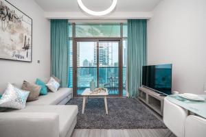 Posezení v ubytování Luton Vacation Homes - Modern & Lake view 1BR , MBL Residence, Jumeirah Lake Towers