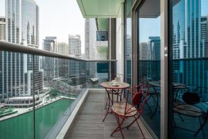 Balkón nebo terasa v ubytování Luton Vacation Homes - Modern & Lake view 1BR , MBL Residence, Jumeirah Lake Towers