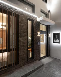 雅典的住宿－11 Enteka Acropolis Suites，玻璃门建筑的外墙