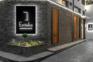 雅典的住宿－11 Enteka Acropolis Suites，建筑的侧面有标志