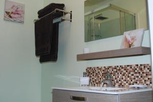 a bathroom with a sink and a mirror at myappartepinalF1 in Épinal