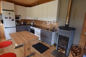 Kitchen o kitchenette sa Lake Inari Mobile Cabins