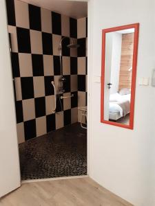 Koupelna v ubytování Hôtel Acacia Nancy sud Lunéville