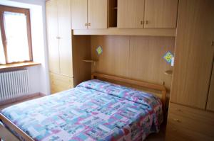 Ένα ή περισσότερα κρεβάτια σε δωμάτιο στο Appartamenti -Casa Nicolussi-
