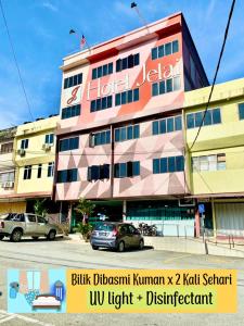 un bâtiment avec un panneau sur son côté dans l'établissement Hotel Jelai @ Raub, Pahang, à Raub