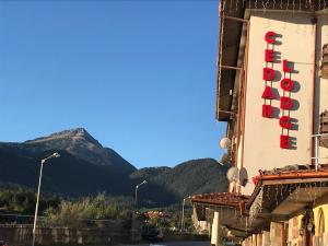 A general mountain view or a mountain view taken from Az apartmant