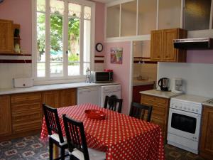 Köök või kööginurk majutusasutuses Gite de Chapelier