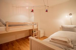 Postel nebo postele na pokoji v ubytování Rothornblick 04 by Arosa Holiday