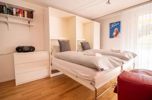 Postel nebo postele na pokoji v ubytování Rothornblick 04 by Arosa Holiday