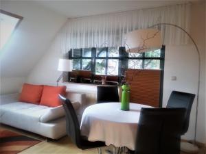ein Wohnzimmer mit einem Tisch und einem weißen Sofa in der Unterkunft "Heiterer Blick" in Annaberg-Buchholz