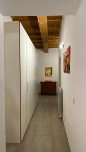 un corridoio con armadi bianchi e una scrivania in una stanza di Casa Celin:in centro storico ad un passo dal mare a Pesaro