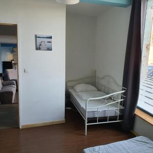 ein kleines Schlafzimmer mit einem Bett und einem Fenster in der Unterkunft gite de l'ornain in Fains-les-Sources