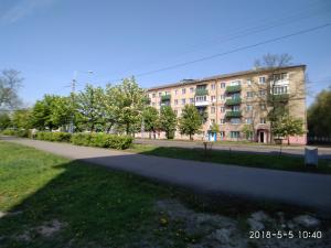 an empty sidewalk in front of a building at Apartment on Internacionalnaya 34 in Bobruisk