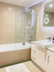 une salle de bain avec une douche, un lavabo et un miroir dans l'établissement Crows Nest - Executive Penthouse - 3 Bedroom- 5km to City, à Sydney 45 autres photos
