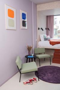 ロッテルダムにあるHotel Unpluggedのベッドルーム1室(ベッド1台、テーブル、椅子付)