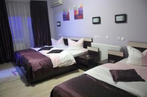 Säng eller sängar i ett rum på Hotel Poarta Transilvaniei
