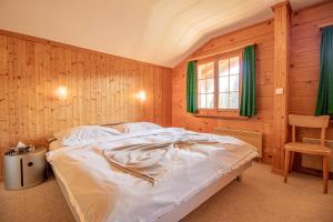 Chalet Soldanella by Arosa Holiday tesisinde bir odada yatak veya yataklar