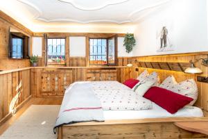 Posteľ alebo postele v izbe v ubytovaní Historic Lakeview Apartments Hallstatt
