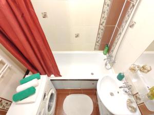 y baño con lavadora y lavamanos. en Apartament on Sovetskaya 135 en Bobruisk