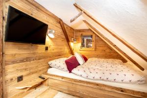 Posteľ alebo postele v izbe v ubytovaní Historic Lakeview Apartments Hallstatt