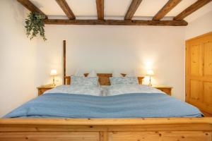 Posteľ alebo postele v izbe v ubytovaní Historic Lakeview Apartments Hallstatt