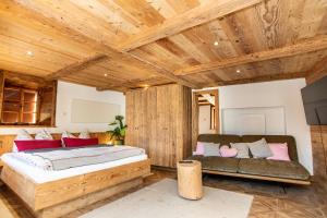 Posteľ alebo postele v izbe v ubytovaní Historic Lakeview Apartments Hallstatt