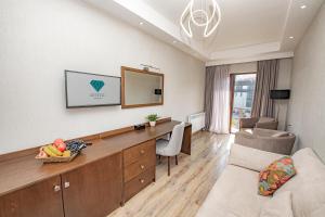 Camera con scrivania, divano e specchio. di Crystal Hotel & SPA a Bakuriani