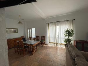 sala de estar con mesa y sofá en Casa Regla - Maravillosa Casa al lado del Mar, en Chipiona