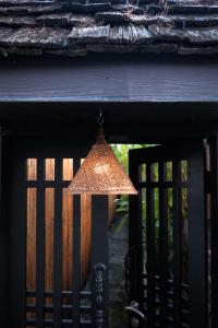 una lámpara colgando de la puerta de una casa en Inn Oon Villa en Chiang Mai