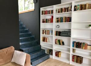 uma estante de livros com uma escada com livros em Gemütliches Bergappartement mit Weitblick em Bad Bentheim