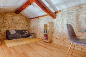 sala de estar con pared de piedra en L’Escarpin - Billard - centre historique en Romans-sur-Isère