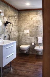 マロスコにあるHotel Panorama Wellness & Resortのバスルーム(トイレ、洗面台付)