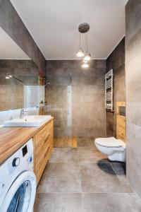A bathroom at Ilumino by LookAp