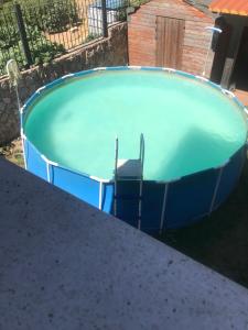 una piscina con una silla en el patio trasero en De Sol A Sol, en Hornillos del Camino