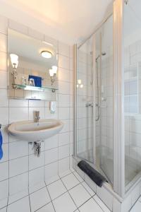 Koupelna v ubytování Hotel Garni Benser Watt + 37 fotografií