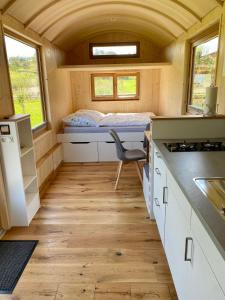 ein kleines Haus mit einer Küche und einem Bett in der Unterkunft Biolandhof Bodensee in Markdorf