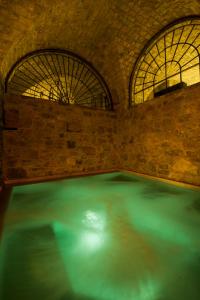 una piscina en una habitación con 2 ventanas en Eremito en Parrano