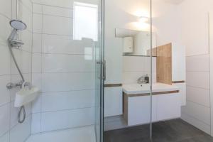 ein Bad mit einer Glasdusche und einem Waschbecken in der Unterkunft Luxury Seefracht Flat Perzagno 1 in Prčanj