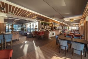 a restaurant with tables and chairs and a bar at Hotel Ana Lux Spa in Pirot