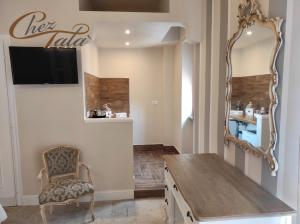 a dining room with a table and a mirror at Chez Tata' - Scé Tatà in Rossano Stazione