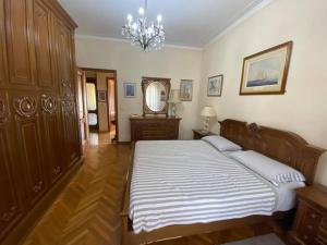 Un dormitorio con una cama grande y una lámpara de araña. en Casa Vacanze Rosignoli en Cremona