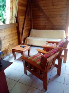 O zonă de relaxare la Maison charmante à Sainte-Anne avec jardin.