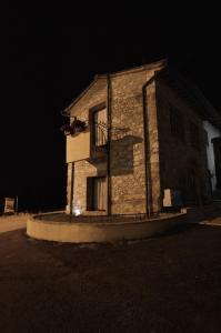 een bakstenen gebouw met een balkon in de nacht bij CASAILCAMBIO in San Marziale