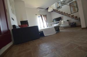 een woonkamer met een bank, een tafel en een trap bij CASAILCAMBIO in San Marziale