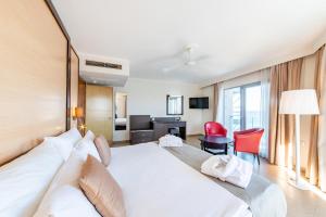 Кровать или кровати в номере The Preluna Hotel